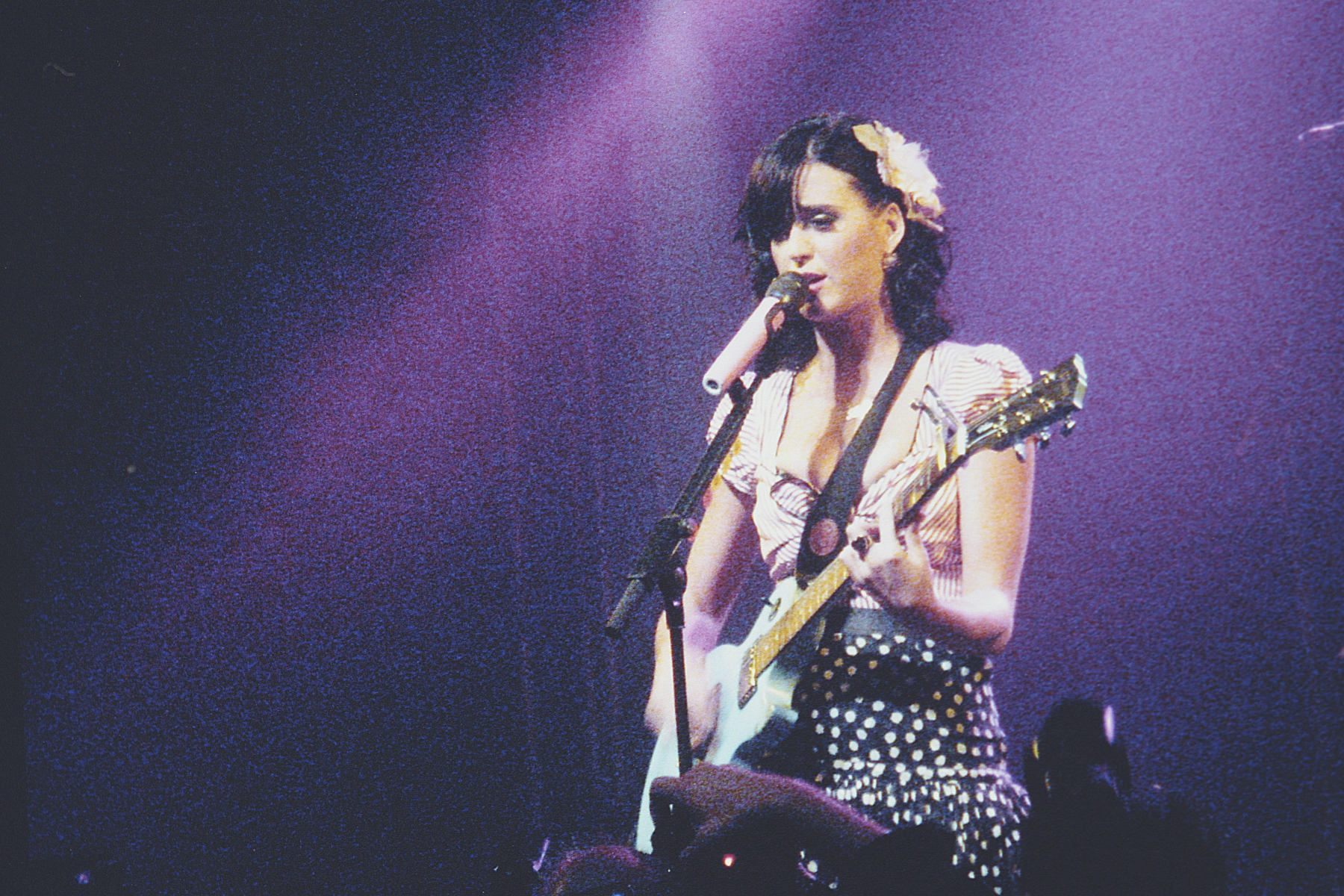 Katy Perry strumming a Les Paul guitar.